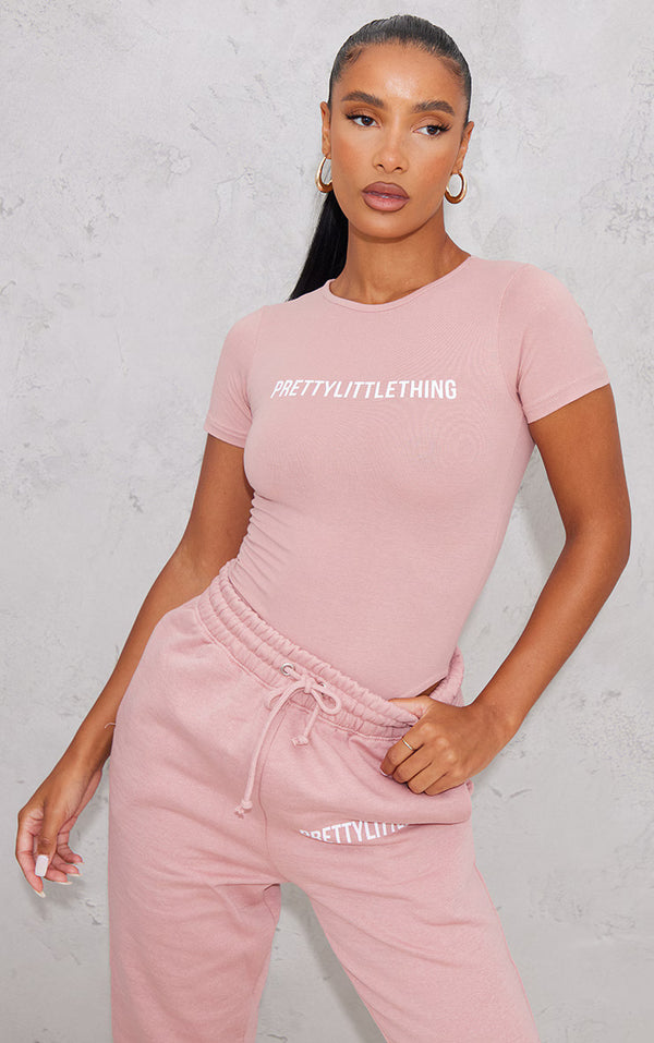 PRETTYLITTLETHING Logo Bluzë e shkurtër rozë e çelët me logo